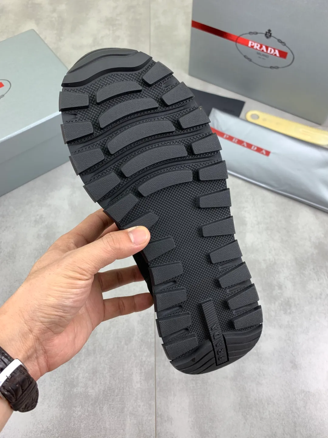 Men's shoes 💰P540 new (higher version) new PRADA (Prada) classic models are on the market at the same time, new men's shoes, 😘fabrics are selected from original imported calfskin. First layer of imported cowhide lining. The original version is awesome! 👍🏿Original open-molded non-slip PU outsole, with exquisite lines, simple and elegant, super comfortable and classy on foot, suitable for leisure travel. Code number: 38-45 (46 customized) 2️⃣ colors available